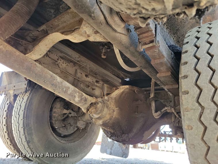 image for item EE1156 2001 GMC C6500 oil distributor truck