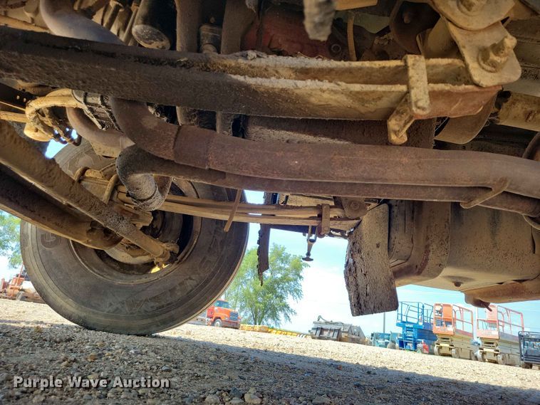 image for item EE1156 2001 GMC C6500 oil distributor truck