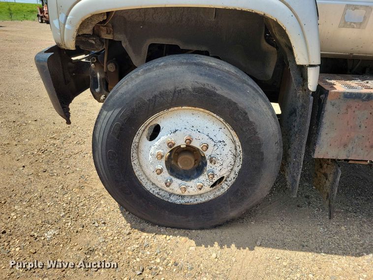 image for item EE1156 2001 GMC C6500 oil distributor truck
