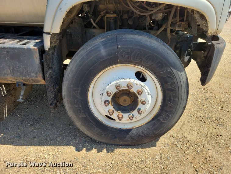 image for item EE1156 2001 GMC C6500 oil distributor truck