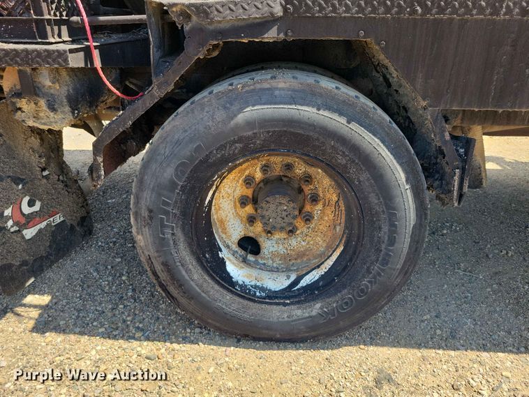 image for item EE1156 2001 GMC C6500 oil distributor truck