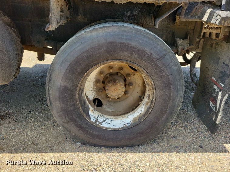 image for item EE1156 2001 GMC C6500 oil distributor truck