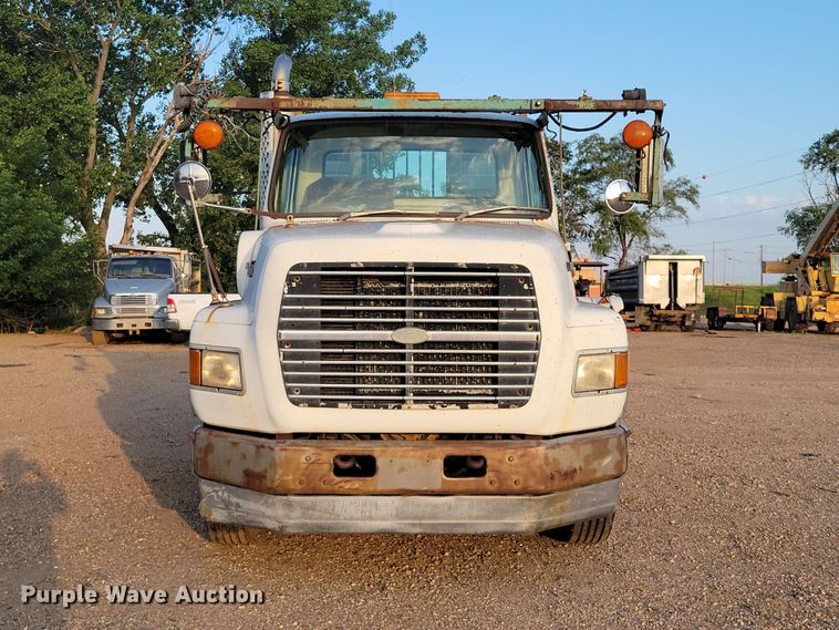 image for item EE1157 1989 Ford L9000 semi truck