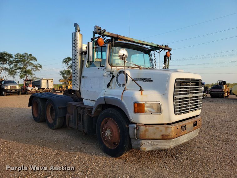 image for item EE1157 1989 Ford L9000 semi truck
