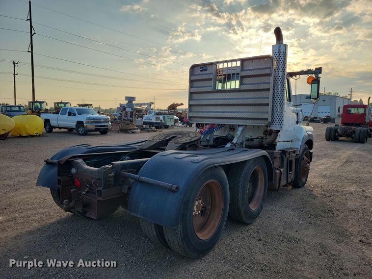 image for item EE1157 1989 Ford L9000 semi truck