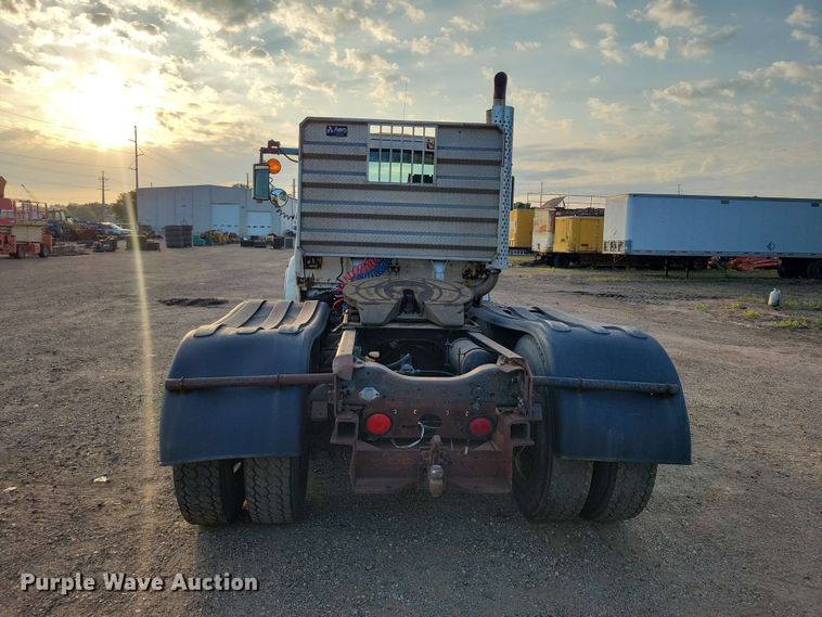 image for item EE1157 1989 Ford L9000 semi truck