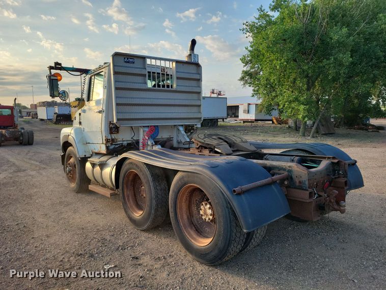 image for item EE1157 1989 Ford L9000 semi truck