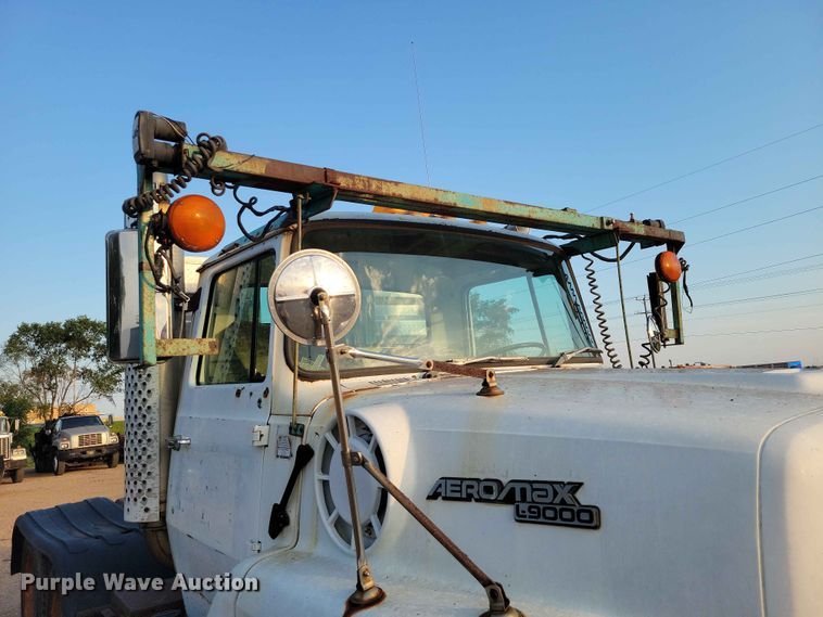 image for item EE1157 1989 Ford L9000 semi truck