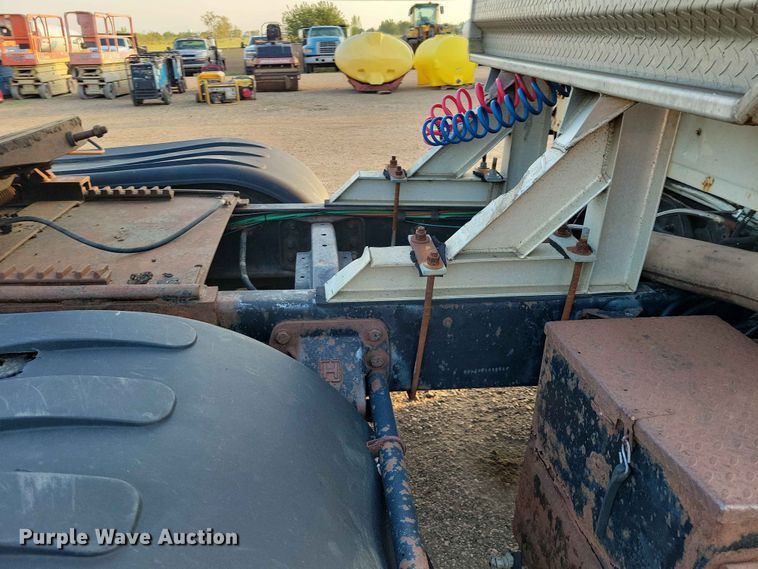 image for item EE1157 1989 Ford L9000 semi truck