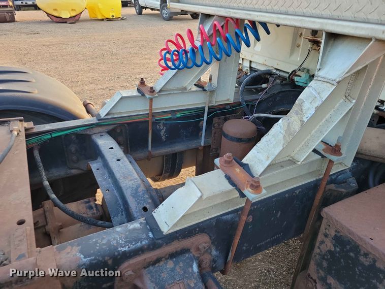 image for item EE1157 1989 Ford L9000 semi truck