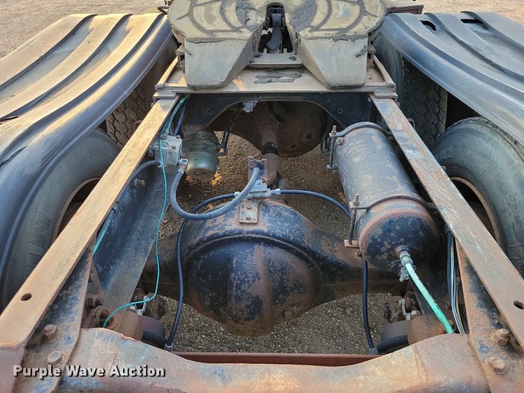 image for item EE1157 1989 Ford L9000 semi truck