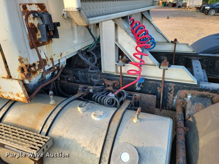 image for item EE1157 1989 Ford L9000 semi truck
