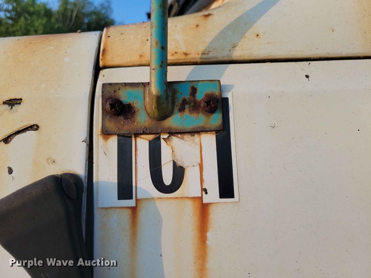 image for item EE1157 1989 Ford L9000 semi truck