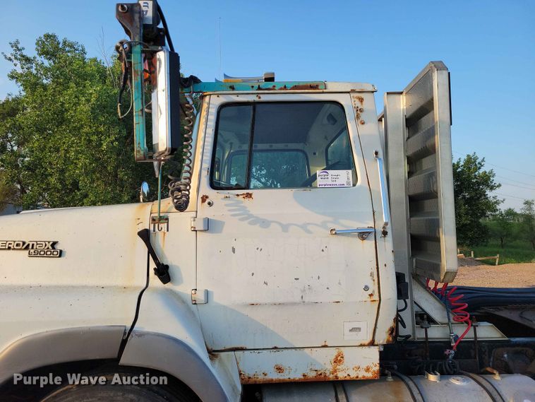 image for item EE1157 1989 Ford L9000 semi truck