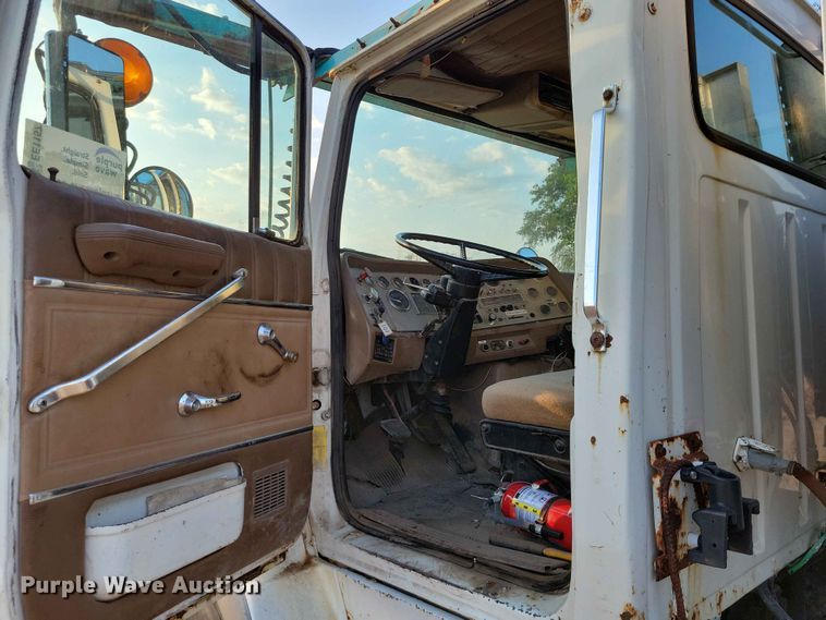image for item EE1157 1989 Ford L9000 semi truck