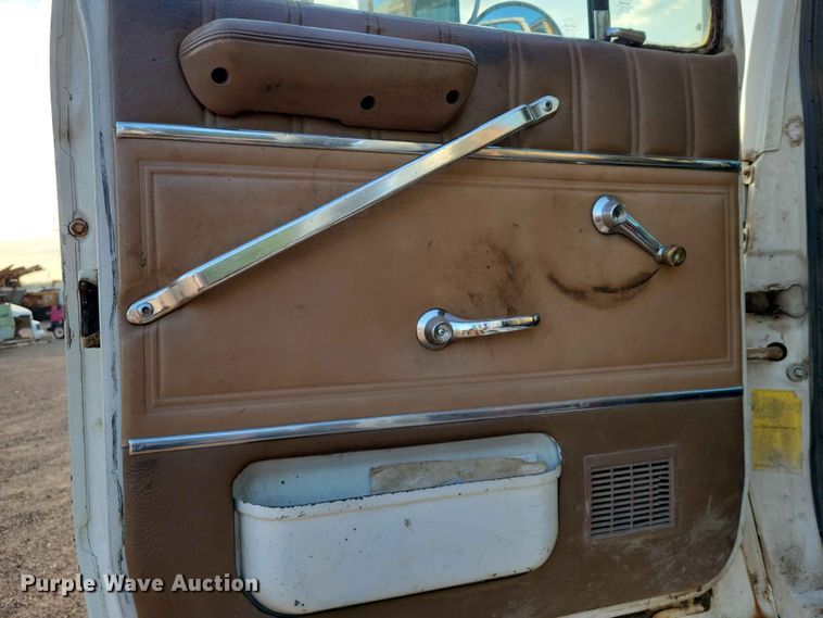 image for item EE1157 1989 Ford L9000 semi truck