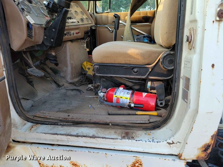 image for item EE1157 1989 Ford L9000 semi truck