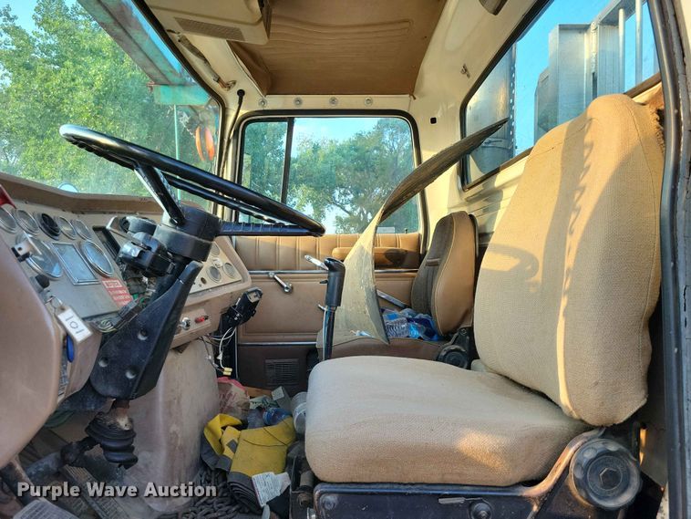 image for item EE1157 1989 Ford L9000 semi truck