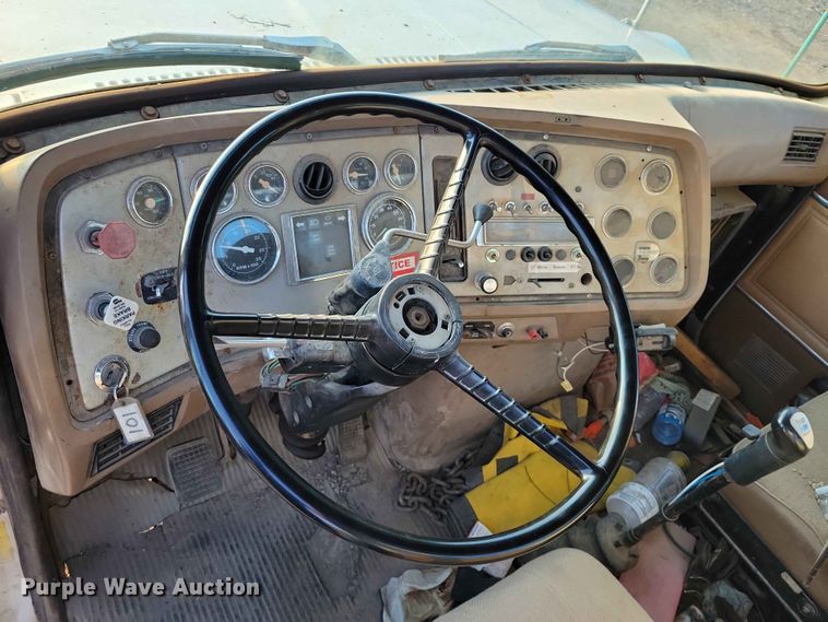 image for item EE1157 1989 Ford L9000 semi truck