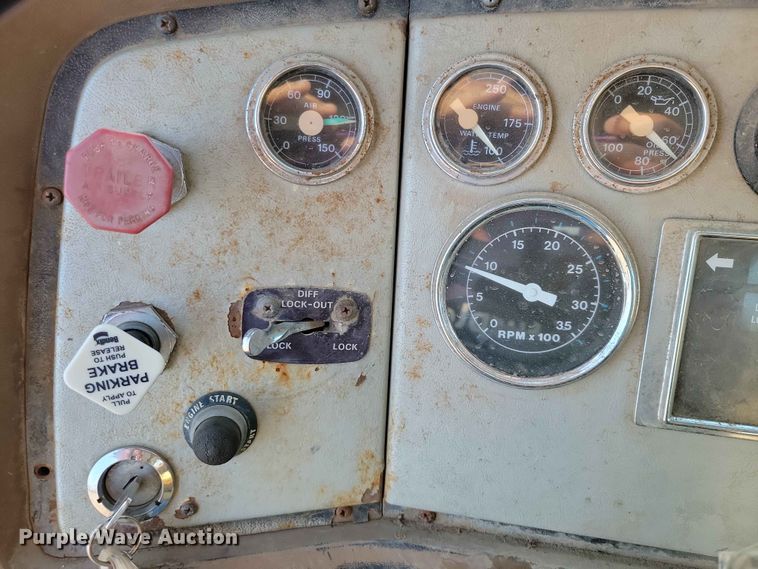 image for item EE1157 1989 Ford L9000 semi truck