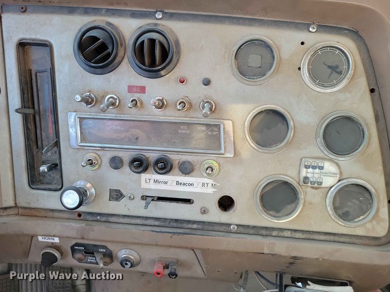 image for item EE1157 1989 Ford L9000 semi truck
