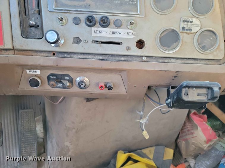 image for item EE1157 1989 Ford L9000 semi truck