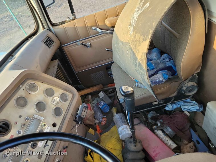 image for item EE1157 1989 Ford L9000 semi truck