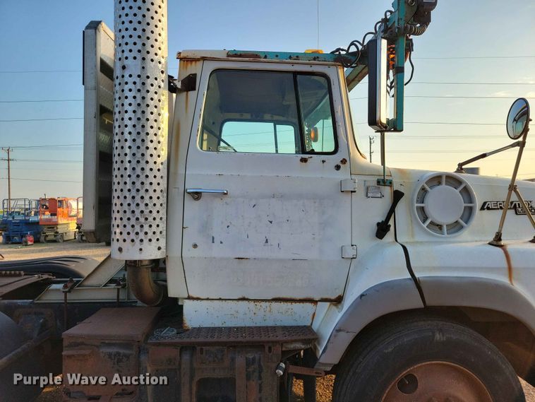 image for item EE1157 1989 Ford L9000 semi truck