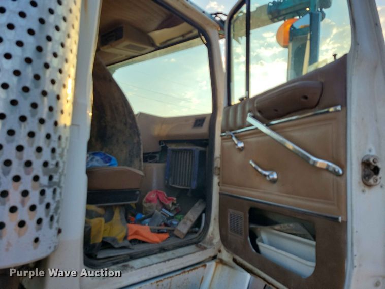 image for item EE1157 1989 Ford L9000 semi truck