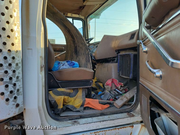 image for item EE1157 1989 Ford L9000 semi truck