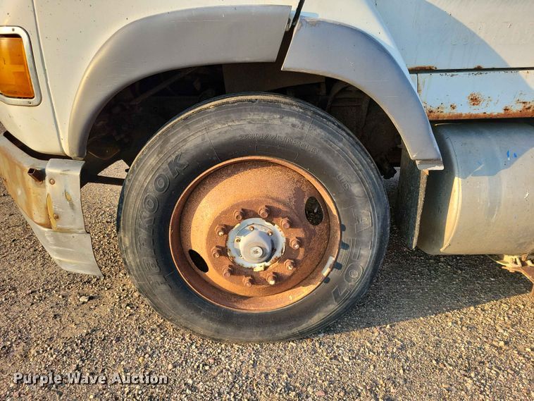 image for item EE1157 1989 Ford L9000 semi truck