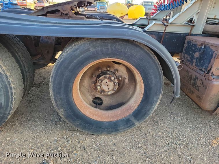image for item EE1157 1989 Ford L9000 semi truck