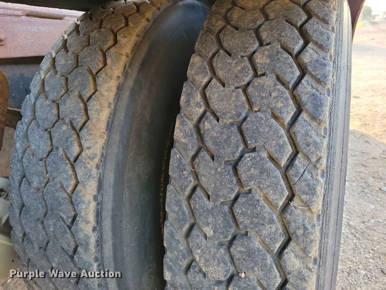 image for item EE1157 1989 Ford L9000 semi truck
