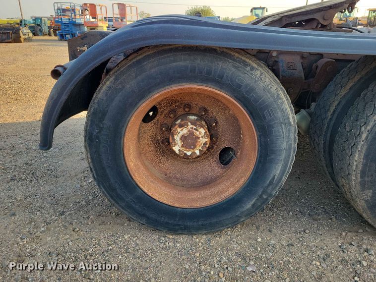 image for item EE1157 1989 Ford L9000 semi truck