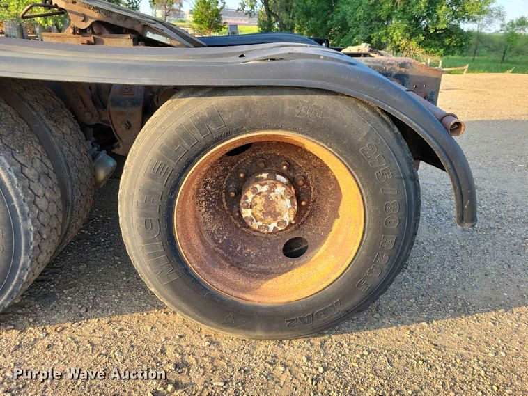 image for item EE1157 1989 Ford L9000 semi truck