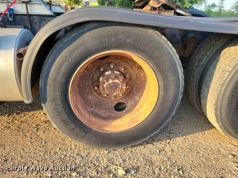 image for item EE1157 1989 Ford L9000 semi truck
