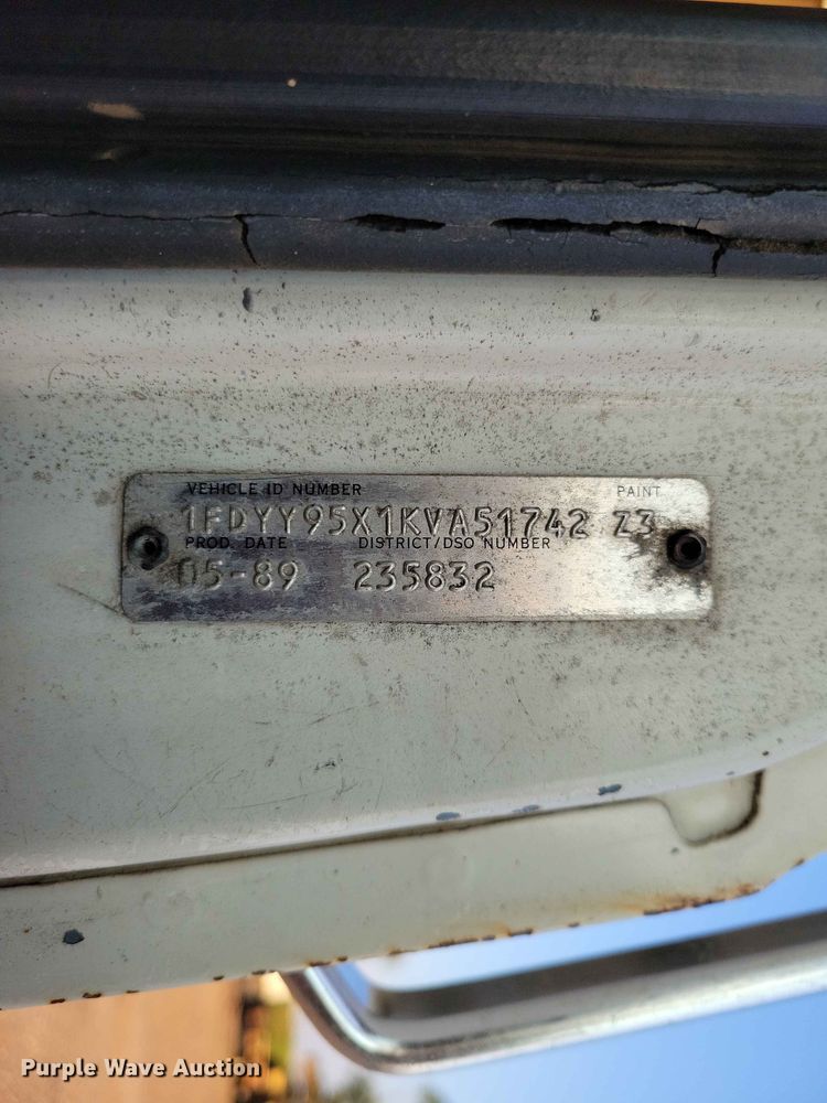 image for item EE1157 1989 Ford L9000 semi truck