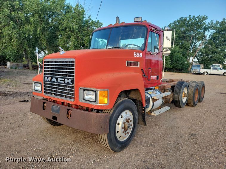 1994 Mack CH613 truck cab and chassis