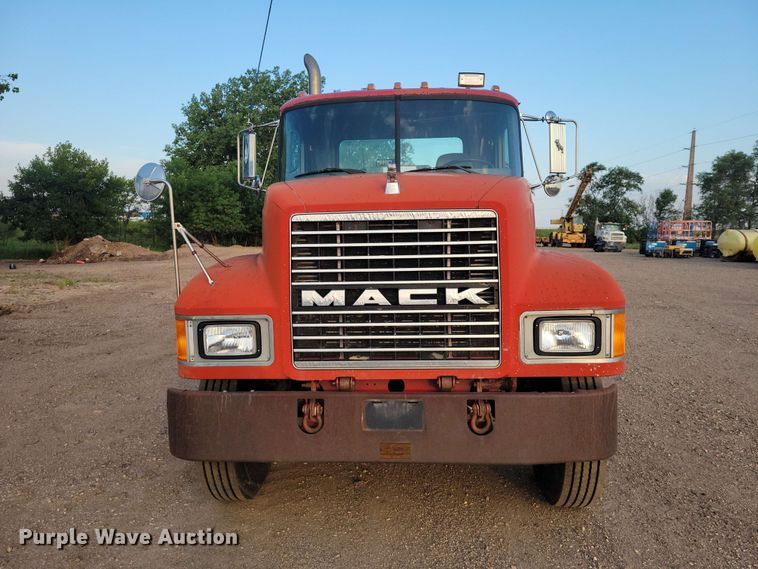 image for item EE1158 1994 Mack CH613 truck cab and chassis