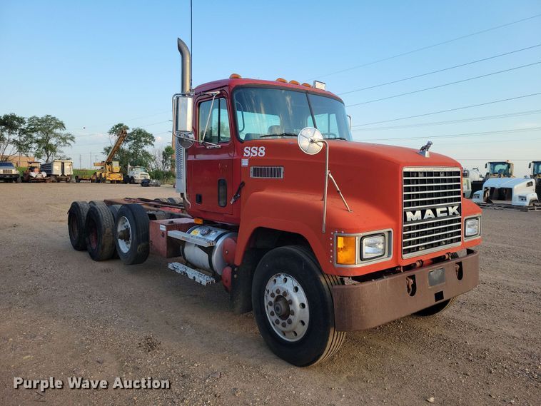 image for item EE1158 1994 Mack CH613 truck cab and chassis