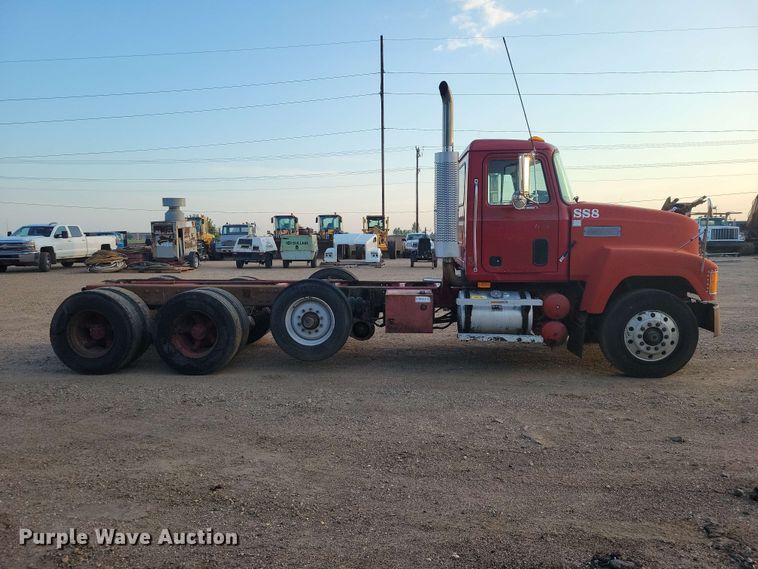 image for item EE1158 1994 Mack CH613 truck cab and chassis