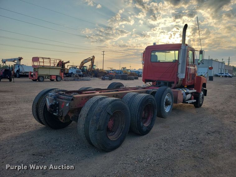 image for item EE1158 1994 Mack CH613 truck cab and chassis