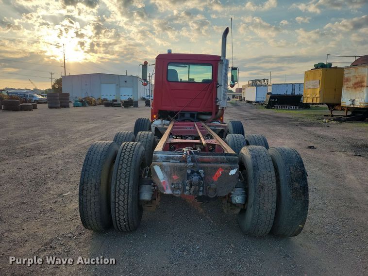 image for item EE1158 1994 Mack CH613 truck cab and chassis