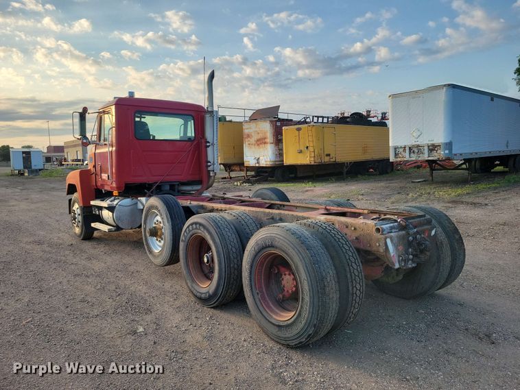 image for item EE1158 1994 Mack CH613 truck cab and chassis