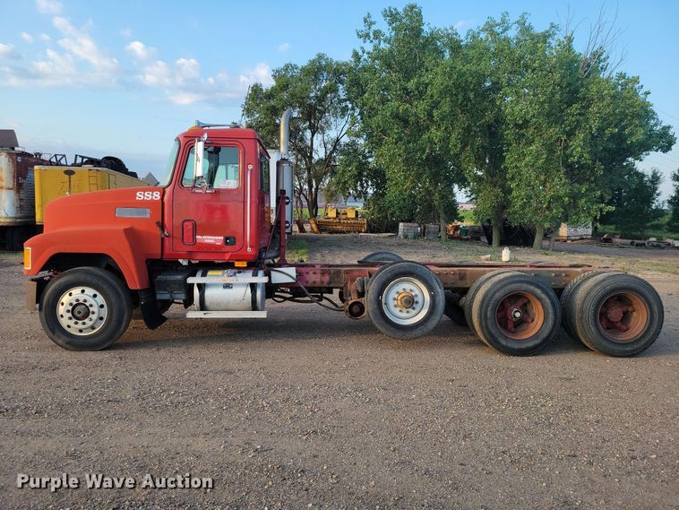 image for item EE1158 1994 Mack CH613 truck cab and chassis