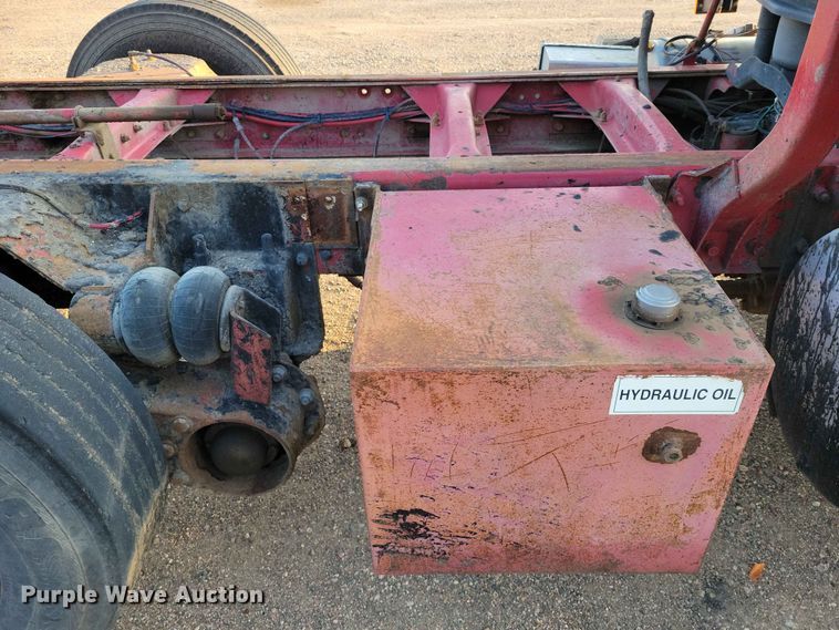 image for item EE1158 1994 Mack CH613 truck cab and chassis
