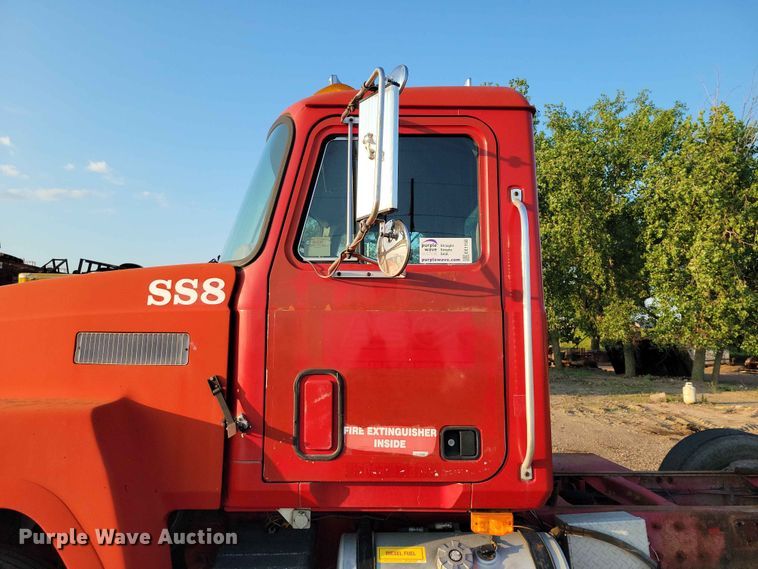 image for item EE1158 1994 Mack CH613 truck cab and chassis