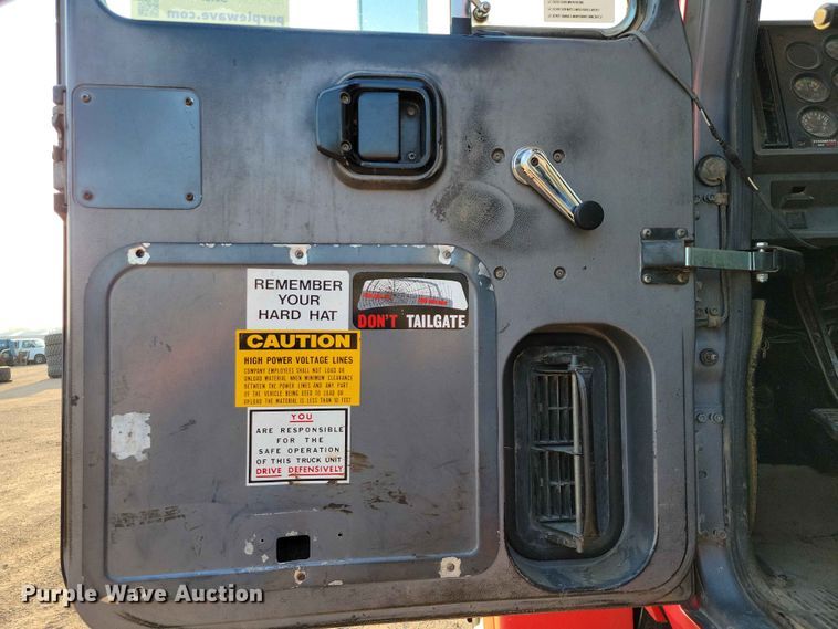 image for item EE1158 1994 Mack CH613 truck cab and chassis