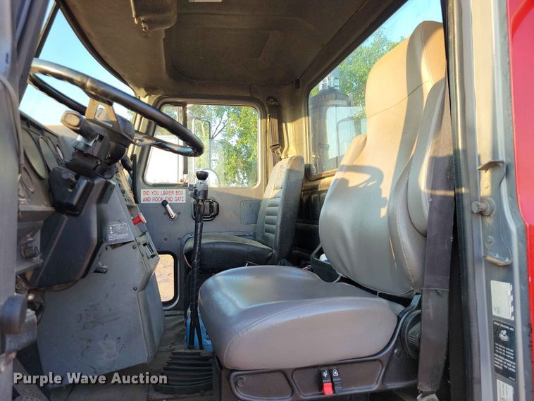 image for item EE1158 1994 Mack CH613 truck cab and chassis