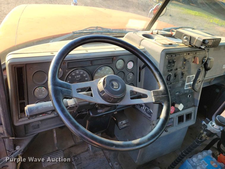 image for item EE1158 1994 Mack CH613 truck cab and chassis